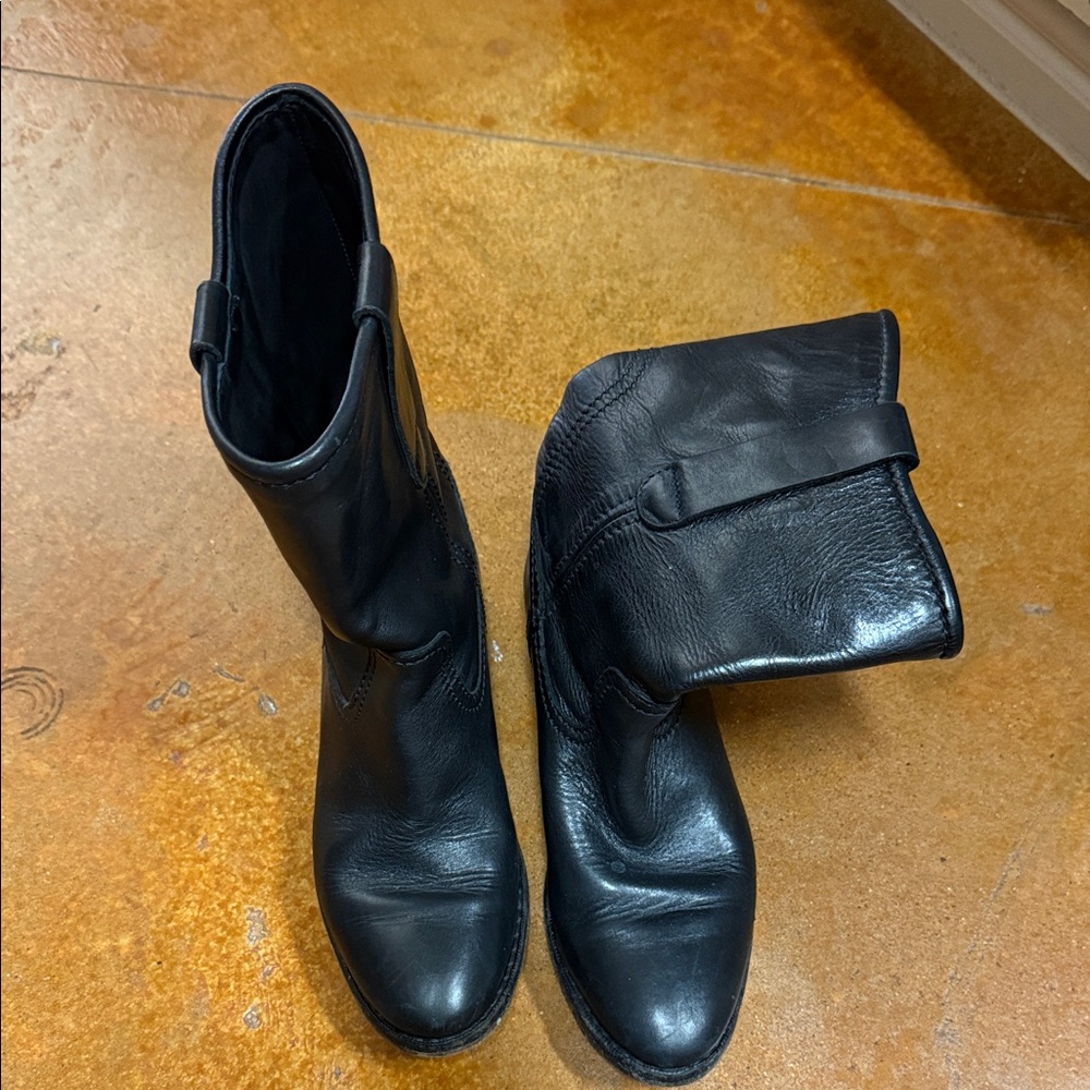 Burberry Black Leather boots